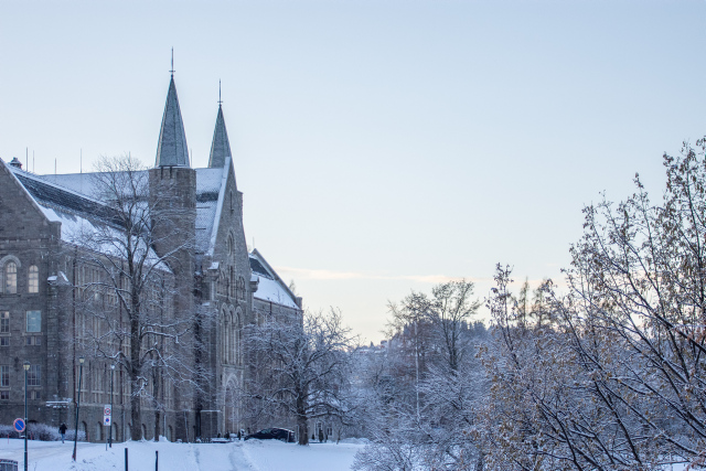 the main builing on Gløshaugen in Trondheim. Snow on the ground and on the roof