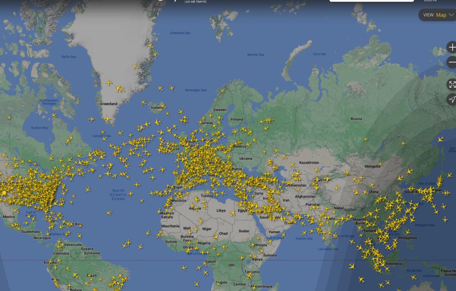 En illustrasjon. Et kart over verden med små gule fly plassert rundt på hele kartet