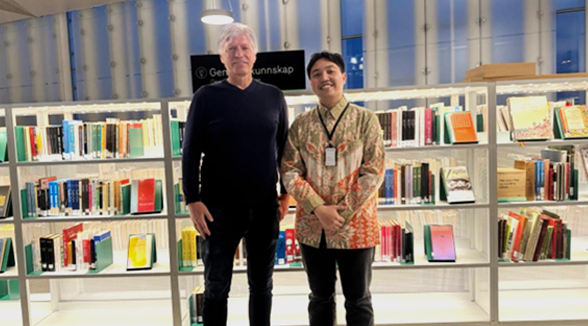 Image og Odri Prins Agustinus and his supervisor in a library