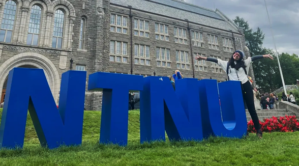Picture of Azzallea in front of the main building at Gløshaugen