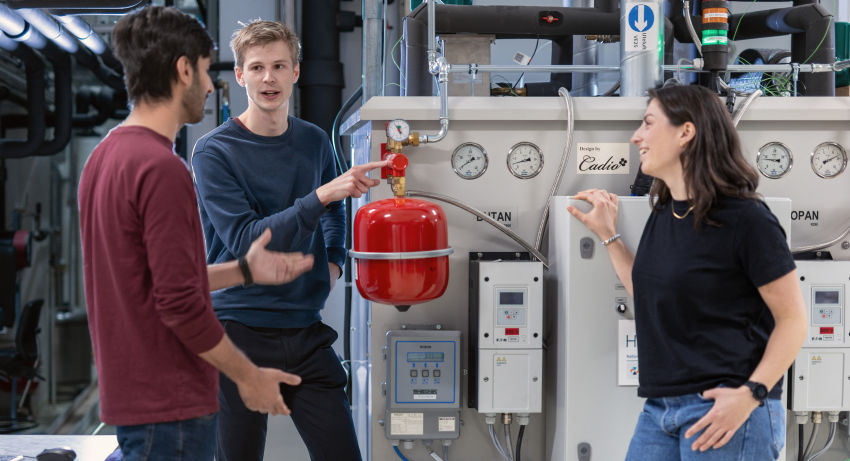 Students in the 2-year master's program in Sustainable Energy at NTNU in Trondheim, in the Thermodynamic laboratories. Here discussing a test setup with a heat pump for high temperatures in industry.