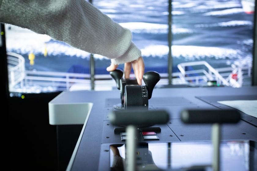 En hånd som styrer navigering på båt