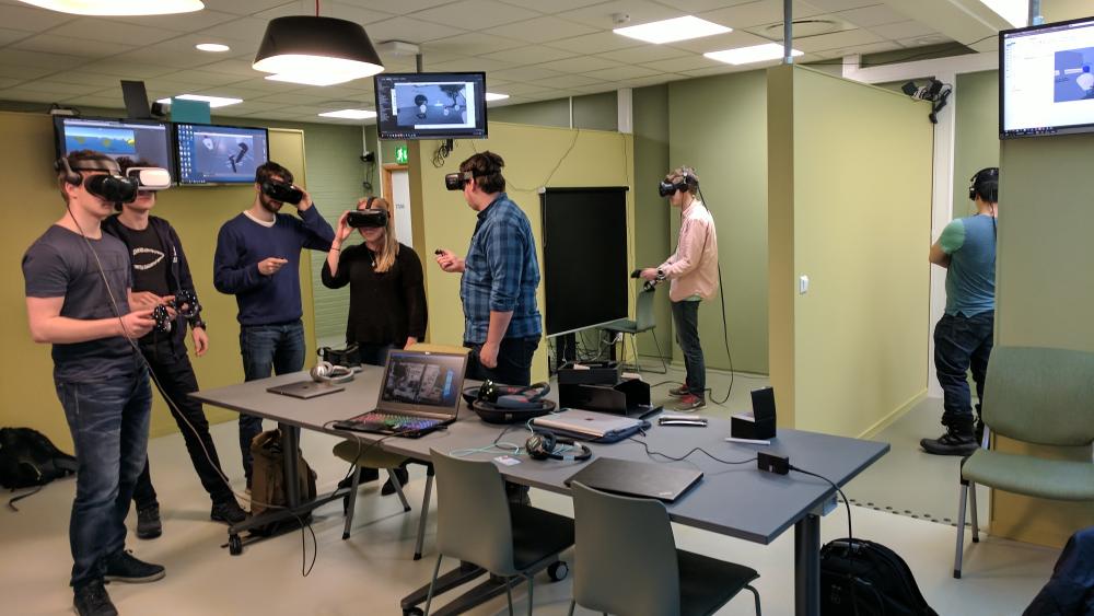 Students developing the VR lab. Photo.