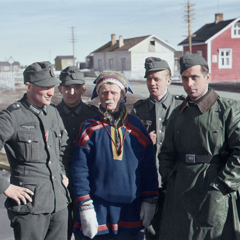 A Sami man with German soldiers. Photo