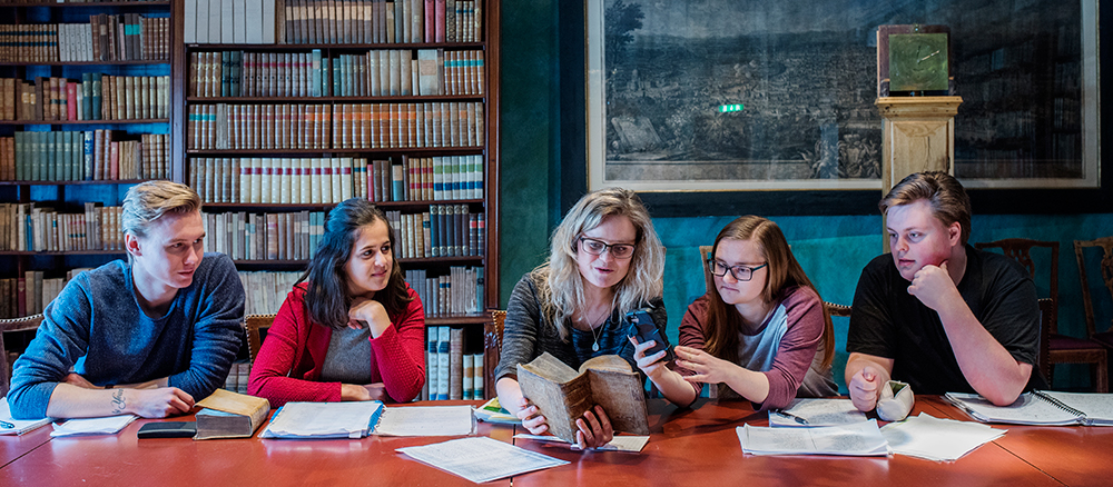 Professor Thea Selliaas Thorsen with a group of students. Photo