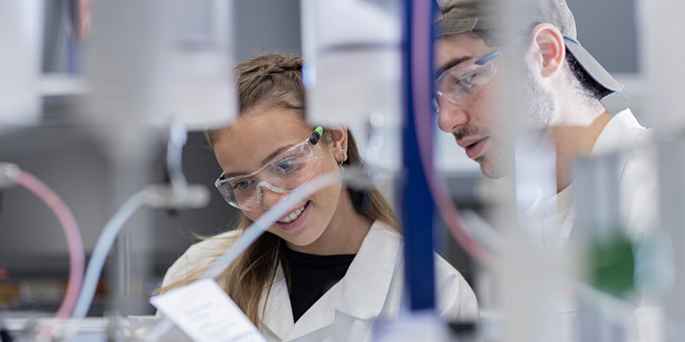 Students from the Department of Geoscience and Petroleum are working in a laboratory. Photo: Geir Mogen/NTNU.