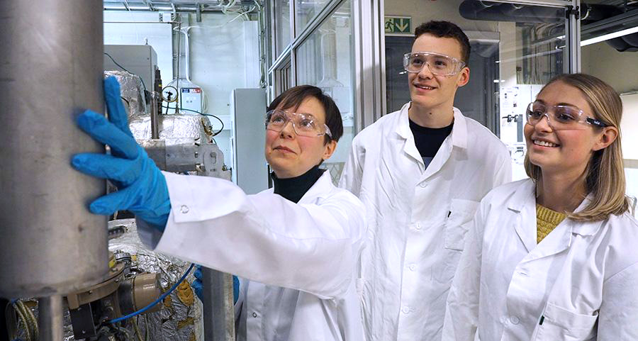 Three researchers in the CO2 lab