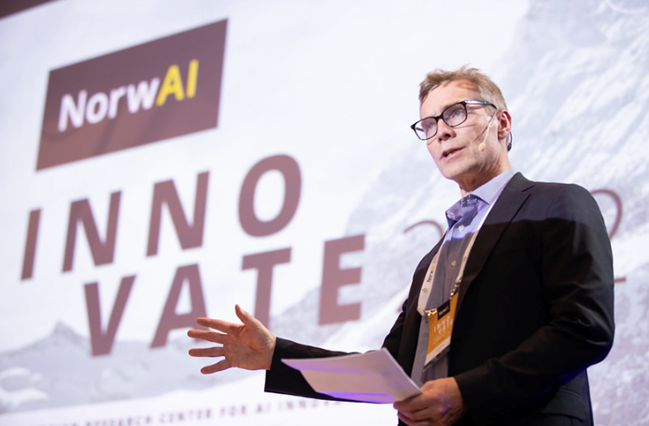 Jon Atle Gulla presenting on stage