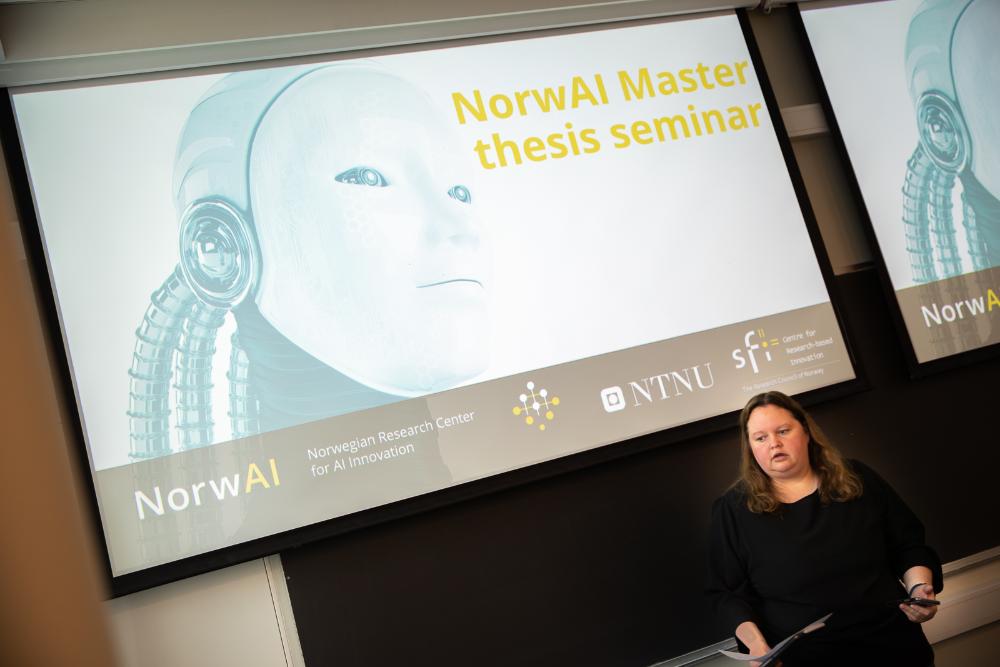 Kerstin Bach in front of the introduction screen at the seminar