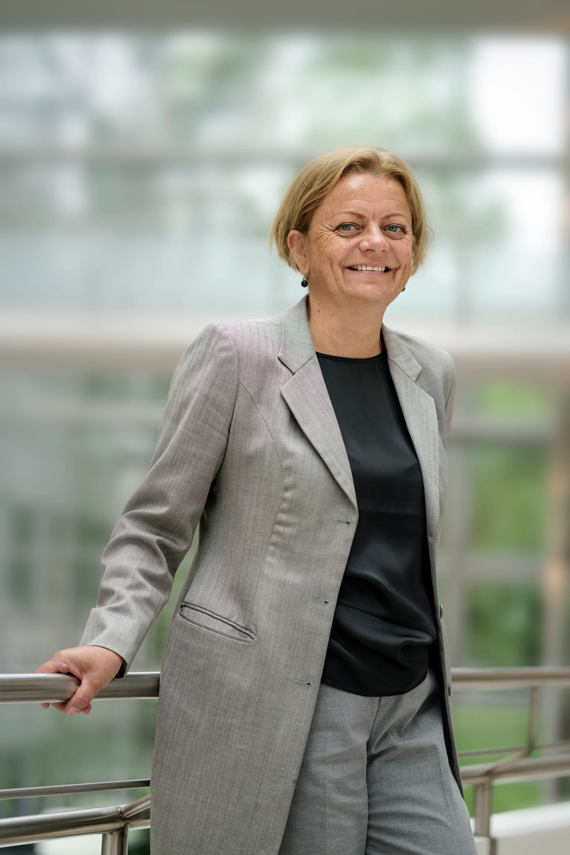 Picture of Anne Kjersti Fahlvik leaning against a railing