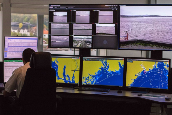 Monotering the coast from a control room. Photo: Kystverket