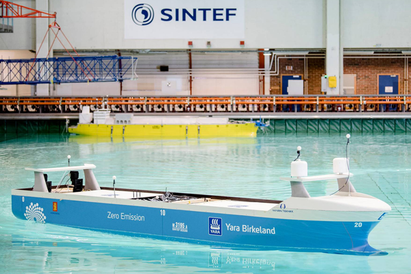 Model of boat, in a swimming pool. Photo: SINTEF