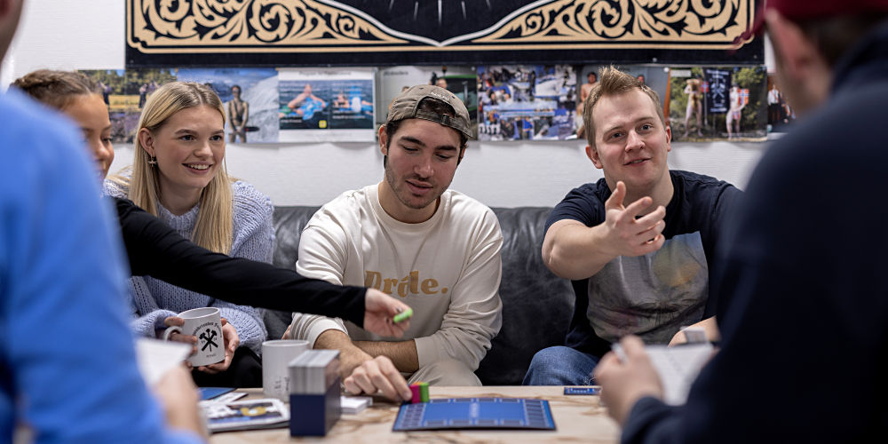 Students play board games in Bergstudentenes forening's office, the student organisation for students in geoscience and georesources. In the office you can always find someone to have a chat or a coffee with. Photo: Geir Mogen/NTNU.