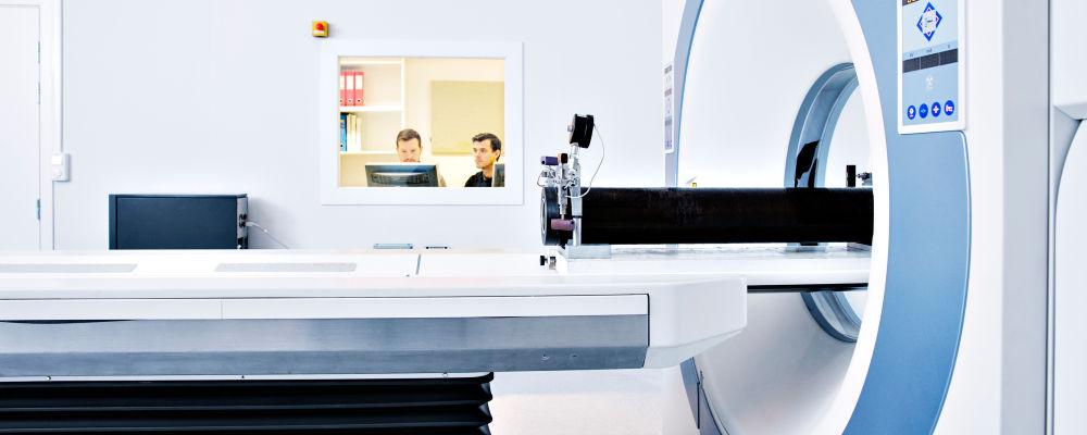 CT laboratory. Foto: Geir Mogen/NTNU Students using a micro CT scan. Photo: Geir Mogen/NTNU.