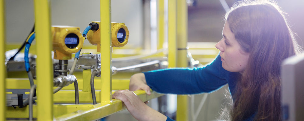 A student in a laboratory. Photo: Geir Mogen/NTNU