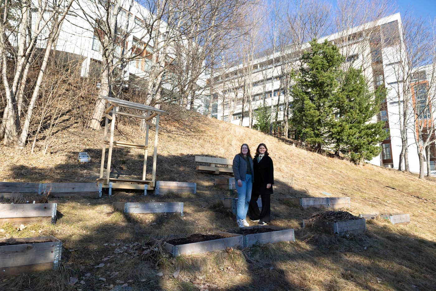 THE SUN IS OUT: The two restoration biologists are eager for this season of gardening, rewilding and planting in the park! Photo: Per Henning.