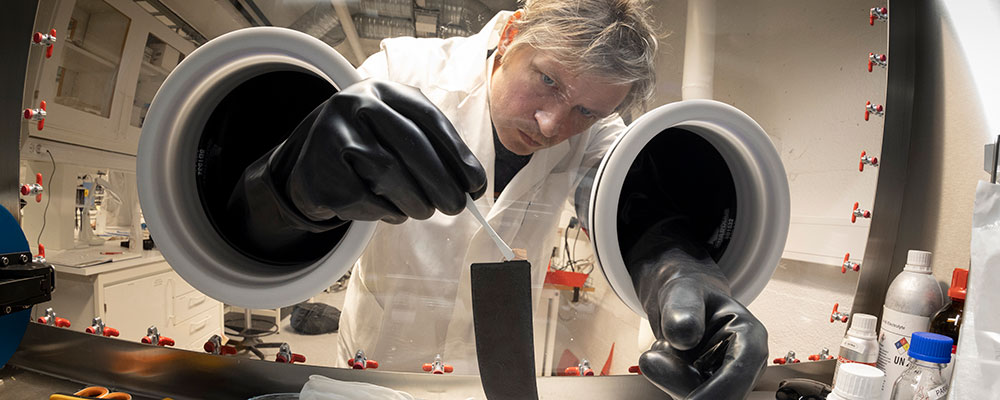 Researcher in the batterylab. Photo: Thor Nielsen