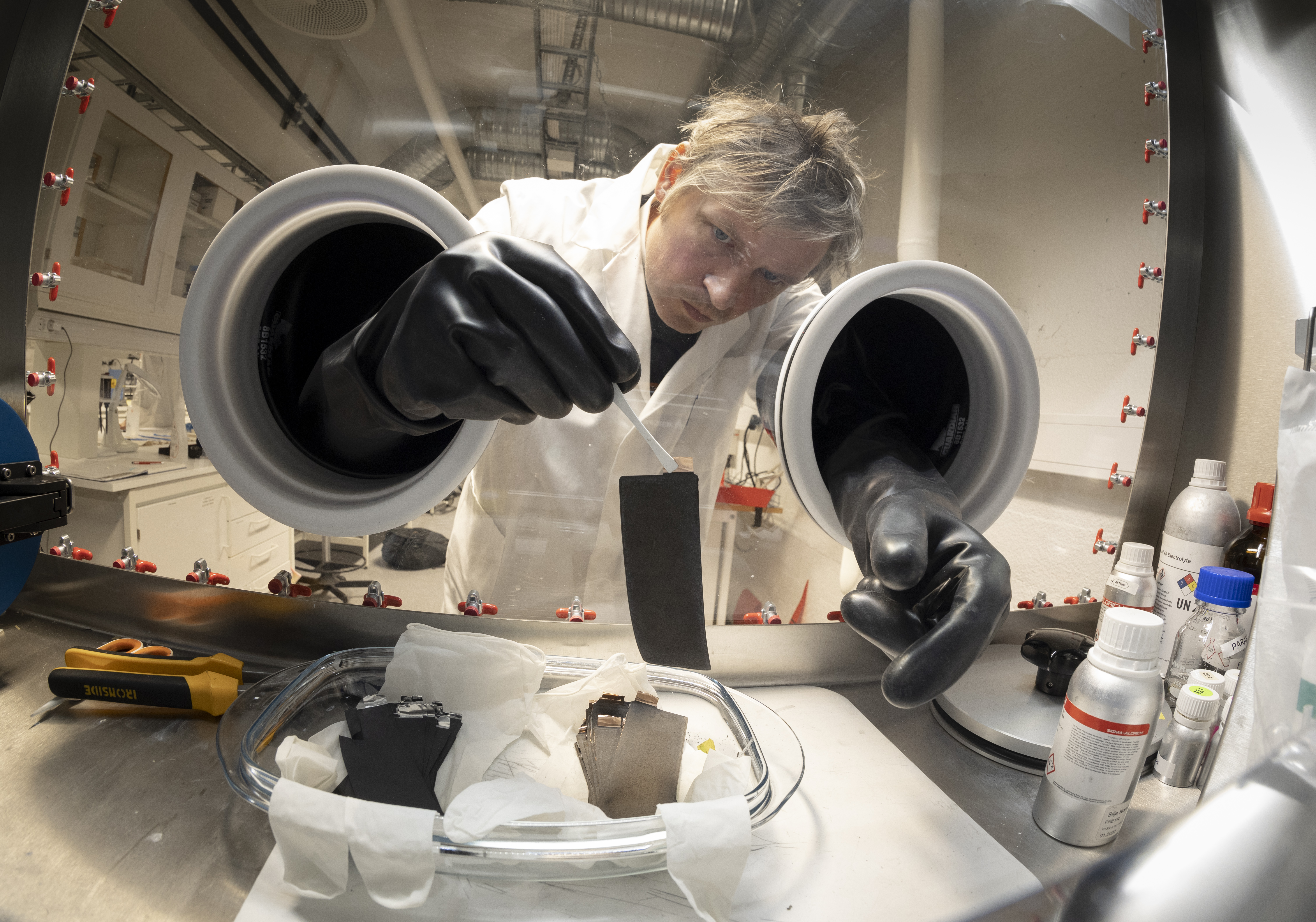  A person in the Battery laboratory at NTNU. Photo: NTNU