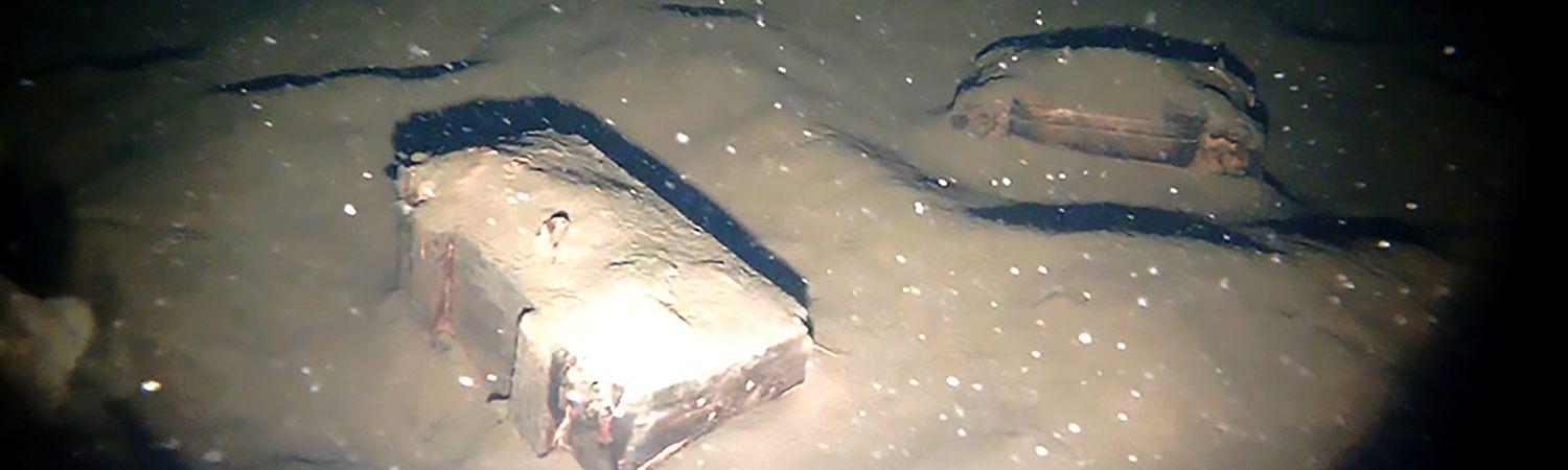 Picture of crates on the seabed. Photo