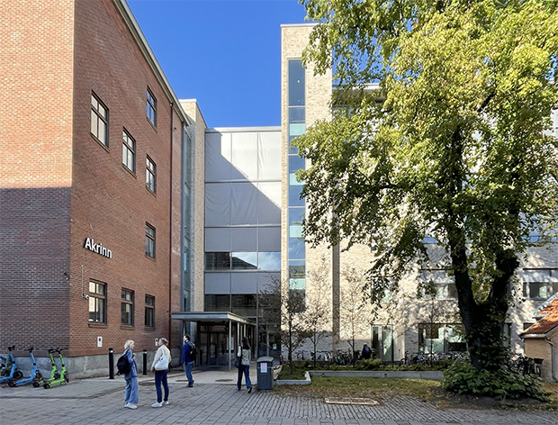 exterior photo of Campus Kalvskinnet showing the entrance from Sverres gate.
