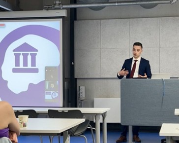 AI-Personalized Artefact Descriptions for Museum Engagement