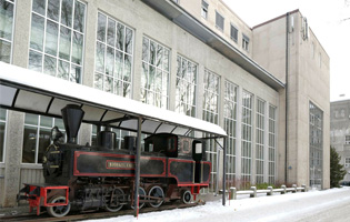 Kjelhuset exterior with the steam locomotive 'Bjørkelangen' parked outside. 