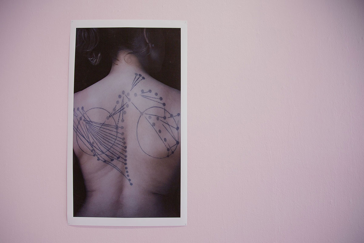 A person with sketches on their back. Photo