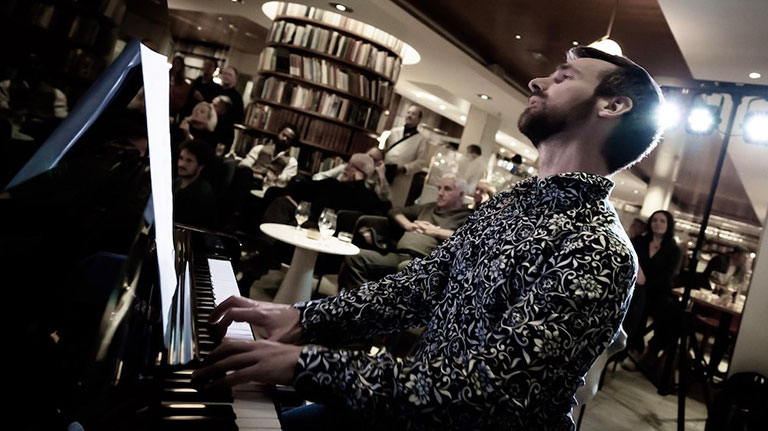 Peter Knudsen on piano. Photo