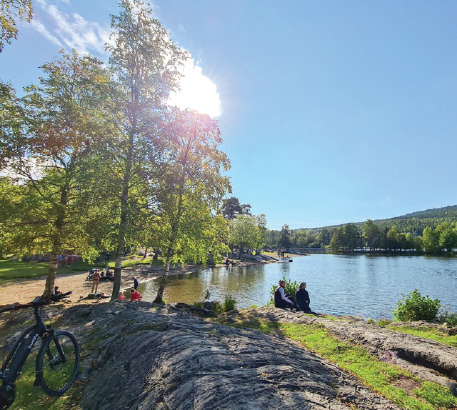 photo showing an idyllic lake in Nordmarka