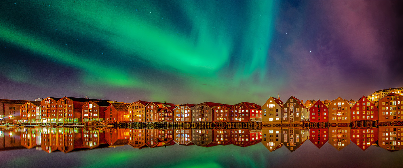 photo: The aurora borealis over Nidelven river in Trondheim.