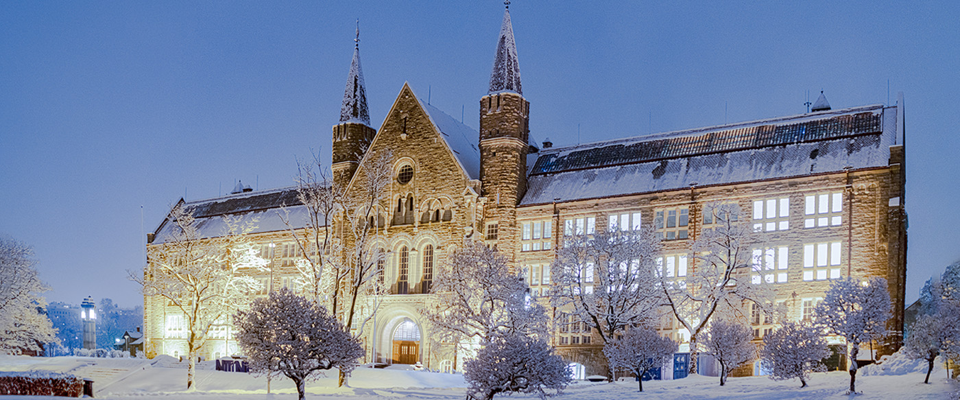 Exterior photo of the Main Building at NTNU in wintertime