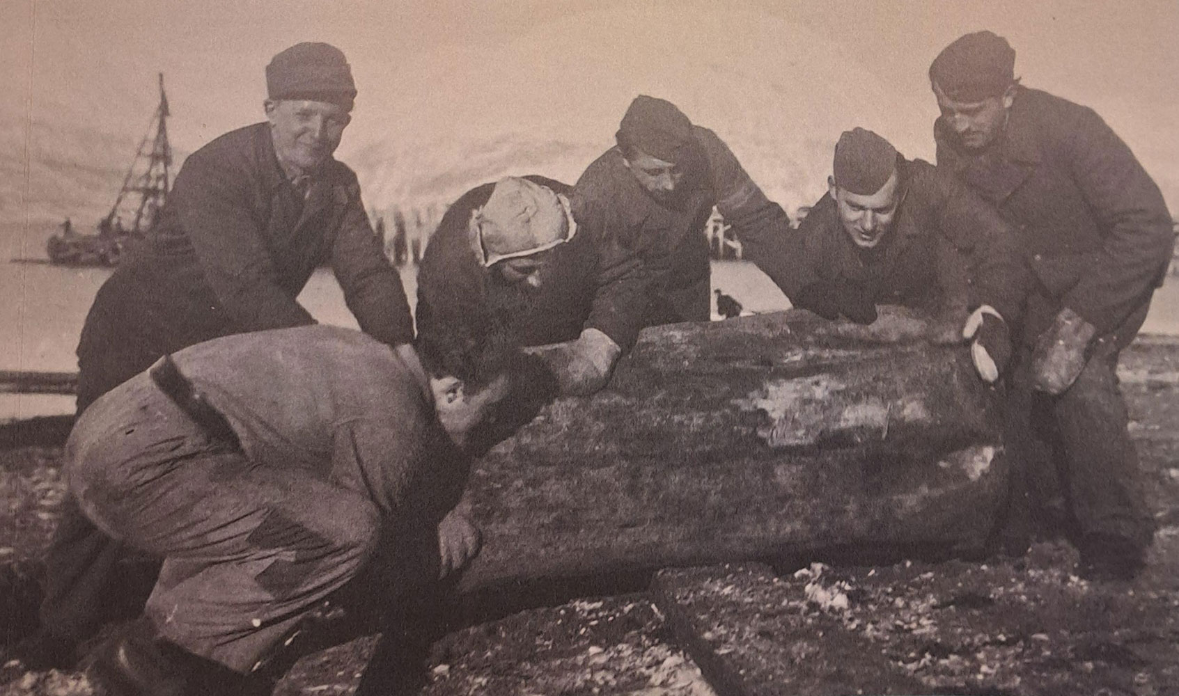 A group of forced labourers at work. Photo