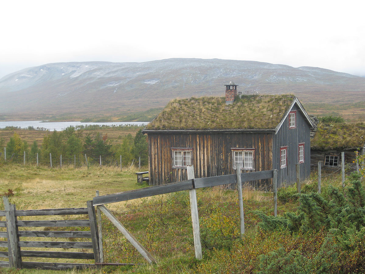 A cottage by a pond. Illustrative photo