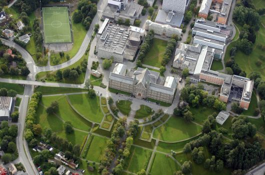 Aerial photo of NTNUs Main building at Gløshaugen campus.