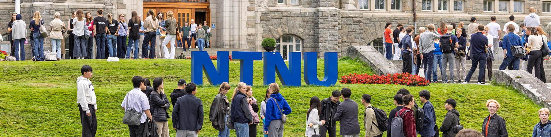 Students in front of the main building at Gløshaugen. NTNU