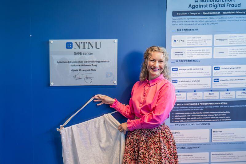 Minister Karianne Tung unveiling the SAFE Centre plaque on 10 August 2026