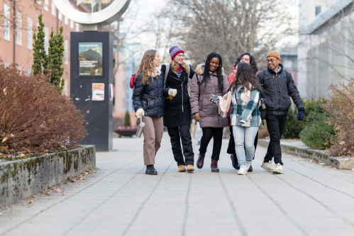 Students walking at campus. Geir Morgen/NTNU.