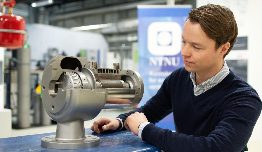 Man with turbine model in the lab. Photo