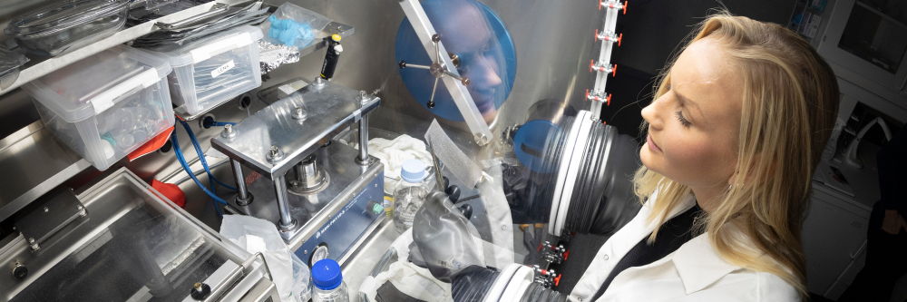 person doing an experiment with batteries. photo