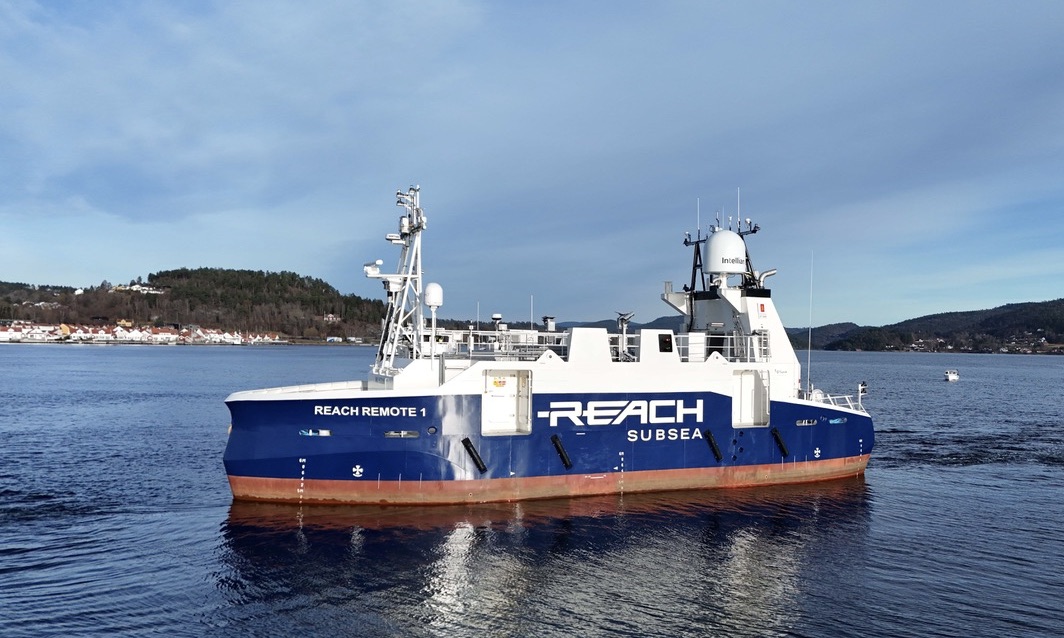 Small ship in good weather, lying still