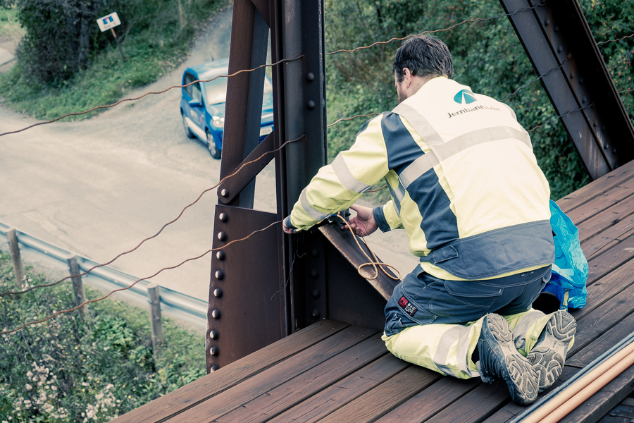 Mounting of monitoring equipment on the Lerelva Railway bridge. Photograph by NTNU.