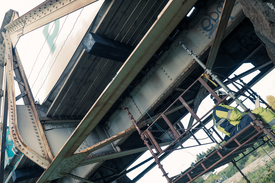 Mounting of monitoring equipment below the bridge deck of the Lerelva Railway Bridge. Photograph by NTNU.