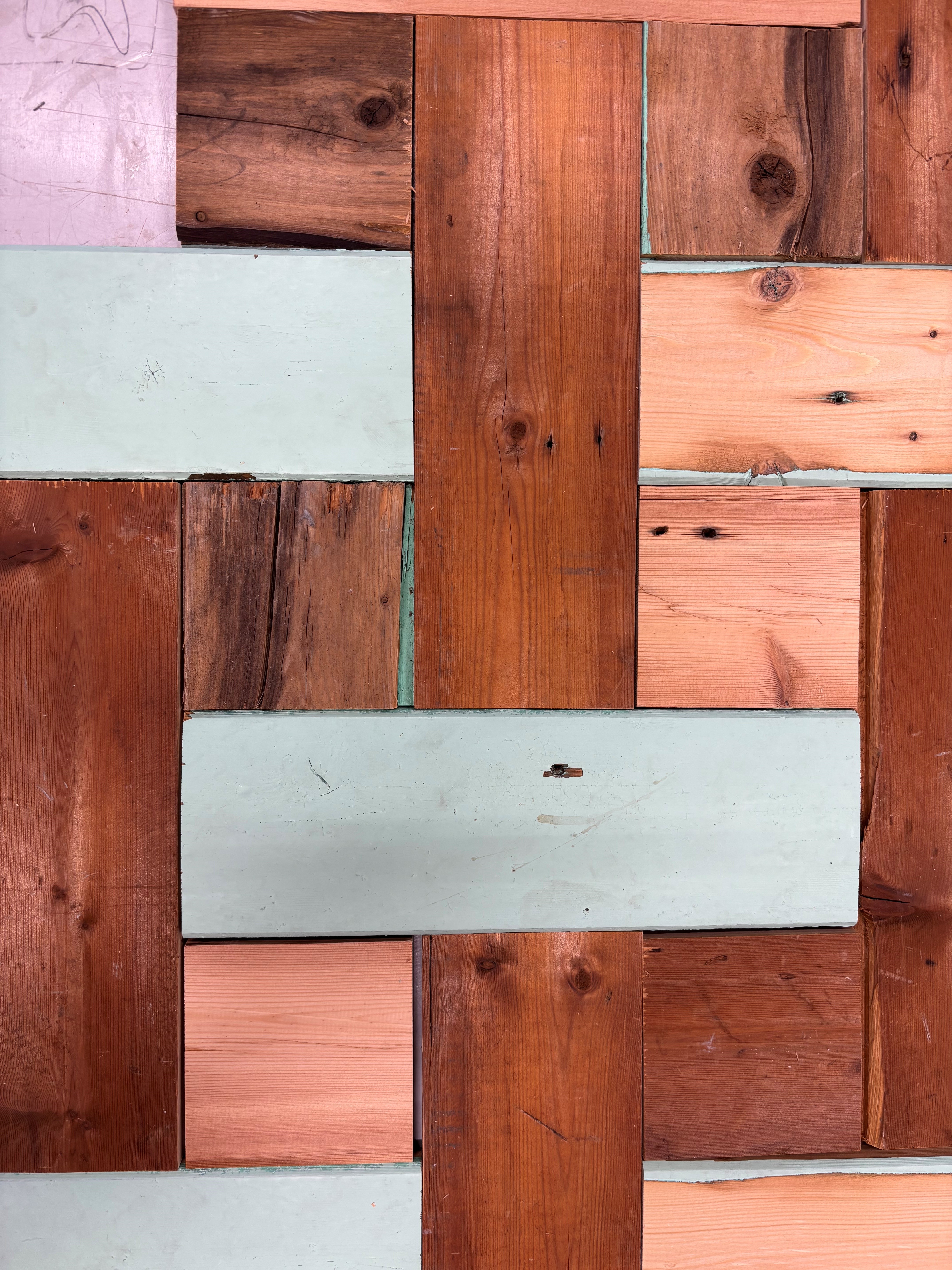 Used wood, displayed in a pattern. Photo: Eva H. Murvold/NTNU.