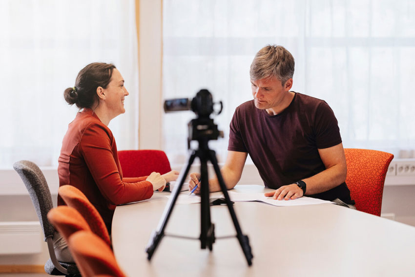 Two people are being filmed in an interview setting. Photo: Elin Iversen/NTNU
