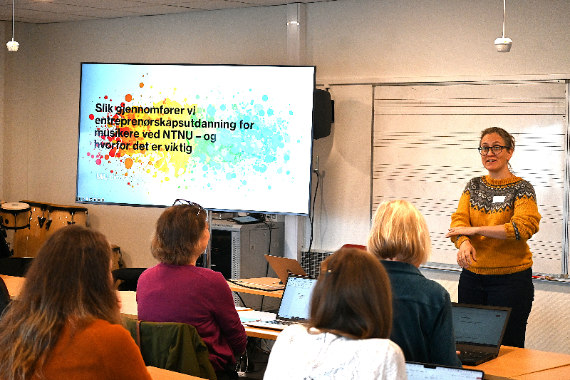 Marianne B. Lie speaking at the MiU conference 2025