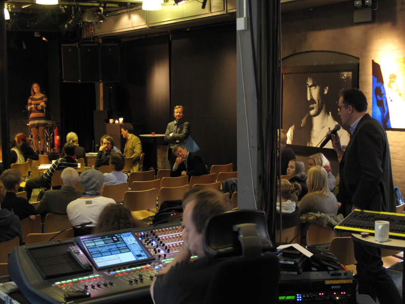 Questions from the audience. Photo.