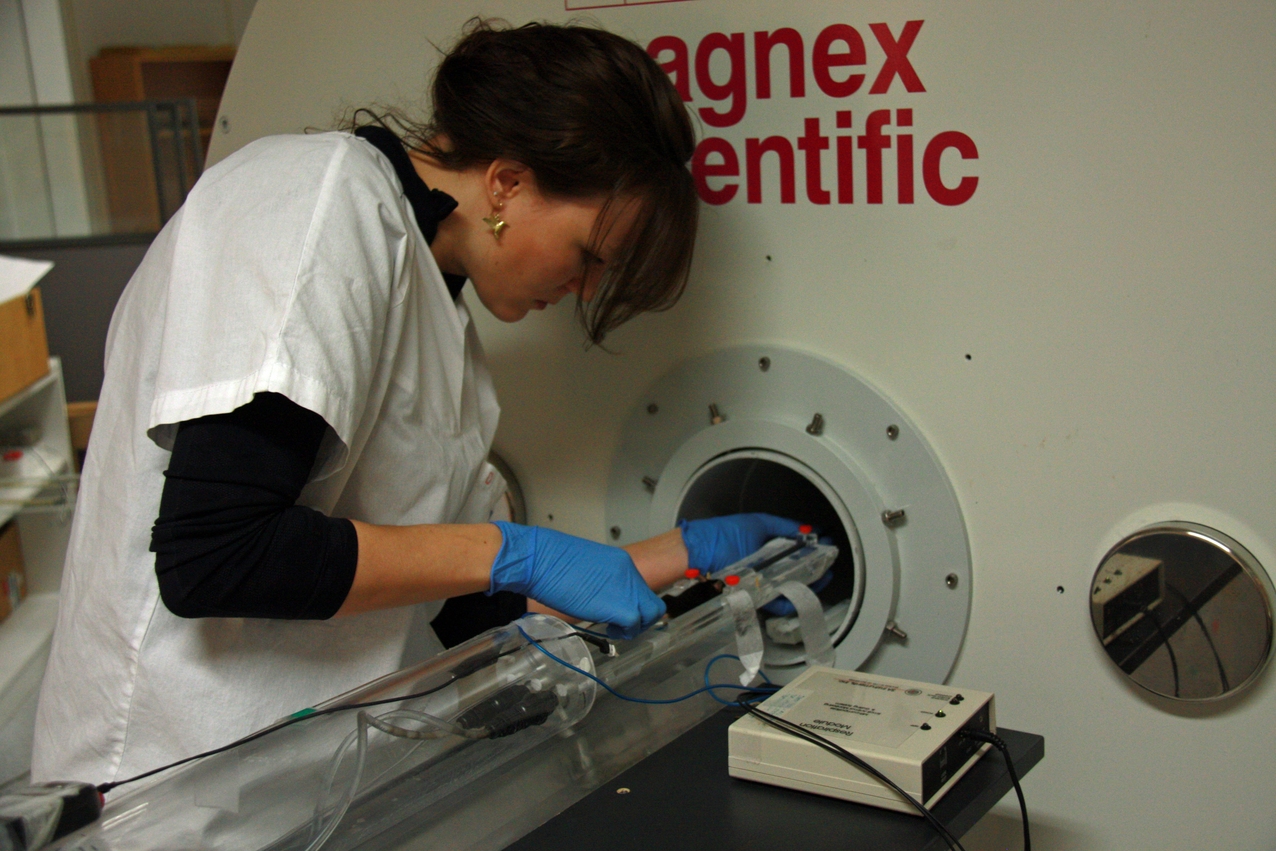 Scientist using Live MRI. Photo: Hanne Strypet/NTNU