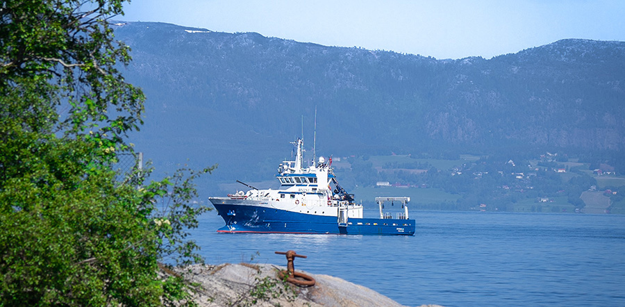 Gunnerus R/V in water