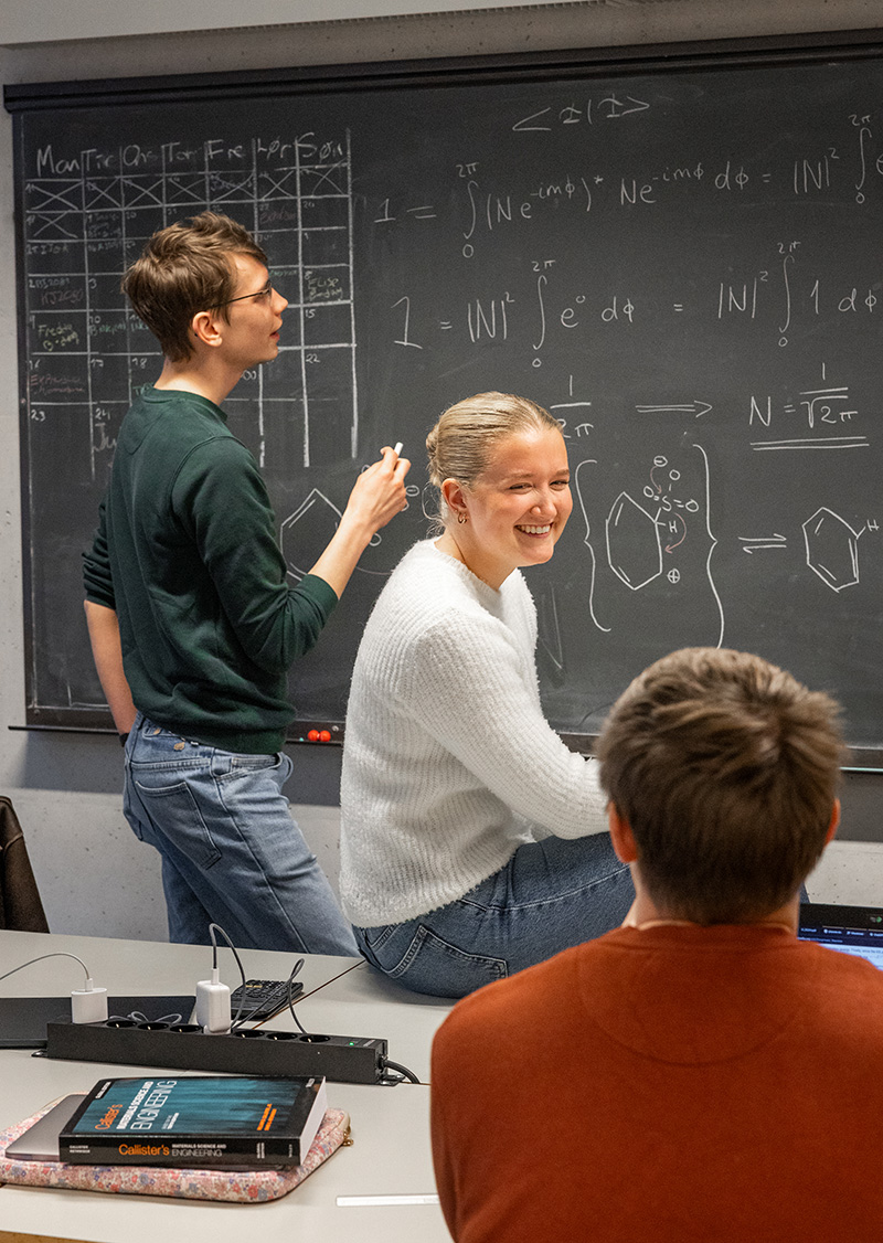 Elever som studerer i et klasserom og har det gøy sammen