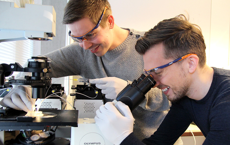 PhD candidates Jonas M. Ribe and Armend Gazmeno Håti from the Department of Physics. Photo: Per Henning/NTNU
